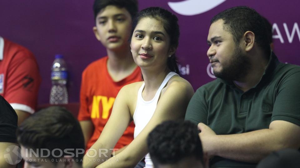 Artis Mika Tambayong turut hadir menyaksikan laga big match Aspac Jakarta vs Satria Muda di Hall A Senayan.