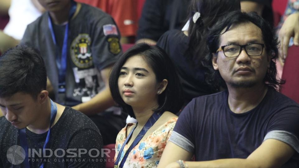 Seorang wanita berambut pendek sedang asik menyaksikan laga Aspac Jakarta vs Satria Muda.