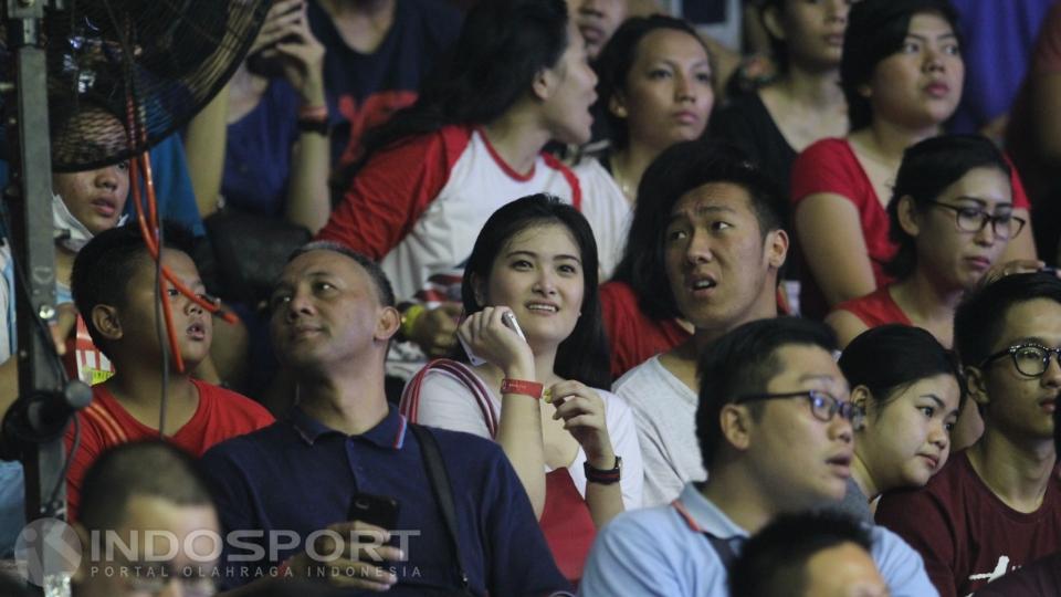 Wanita berkulit putih ini sangat antusias menyaksikan pertandingan.
