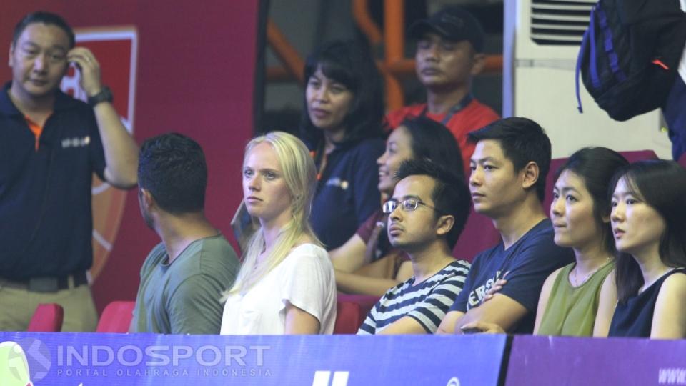 Sejumlah wanita cantik hadir di stadion untuk menyaksikan laga big match Aspac Jakarta vs Satria Muda di Hall A Senayan.