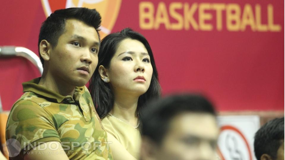 Seorang pria dan wanita ini asik menghabiskan akhir pekan dengan menyaksikan pertandingan Aspac Jakarta vs Satria Muda.