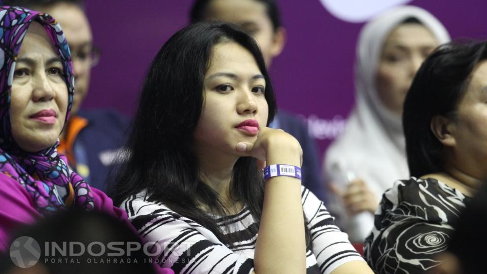 Sembari menopang dagu, wanita cantik ini tampak serius menyaksikan pertandingan.