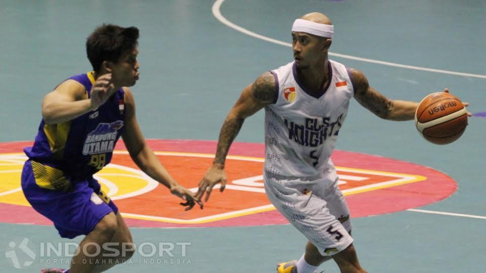Point Guard CLS Knights, Mario Wuysang (kanan) mendapat penjagaan dari Poin Guard Bandung Utama, Lutfi Augus (kiri)