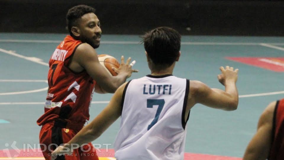 Point Guard Hangtuah Sumsel, Richardo Orlando Uneputty (kiri) dijaga ketat pemain NSH Jakarta, Lutfi Alfian Eka (kanan).