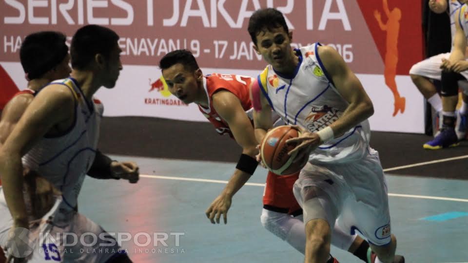 Pemain Satria Muda, Vamiga Michel berhasil melewati beberapa pemain Garuda Bandung. - INDOSPORT