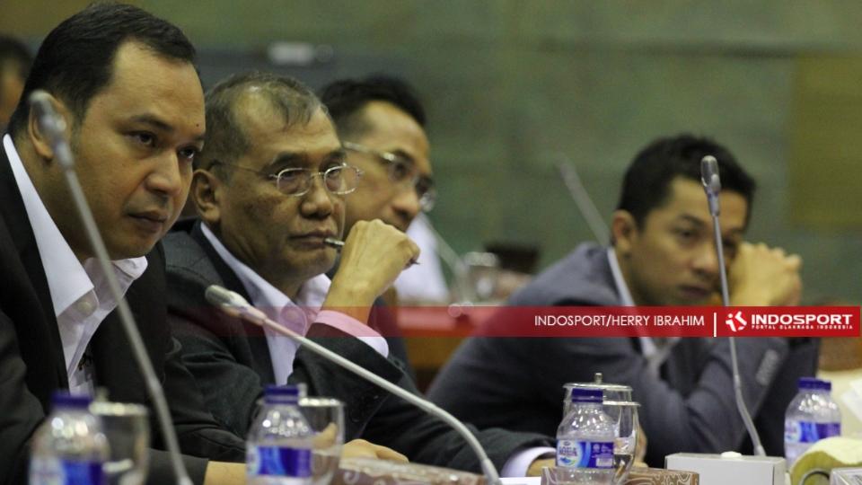 Wakil Ketua I Satlak Prima Anton Subowo, Ketua Satlak Prima Achmad Sutjipto, Wakil Ketua IV Lukman Niode dan Wakil Ketua III Satlak Prima Taufik Hidayat saat melakukan rapat dengan Komisi X
