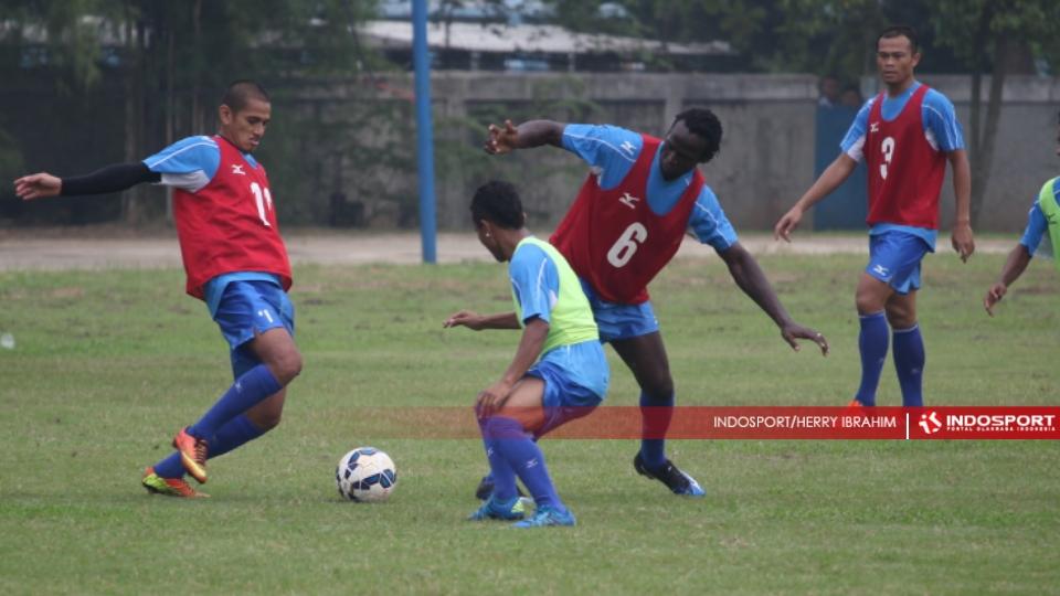 Legenda hidup Semen Padang, Hengki Ardiles (kiri) kembali turun ke lapangan hijau. Bukan sebagai pemain, tapi jadi pelatih tim akademi Kabau Sirah.