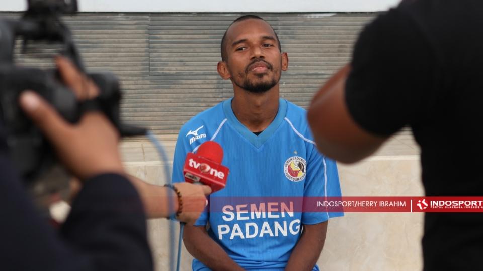 Striker Muhammad Nur Iskandar sedang melakukan wawancara dengan salah satu stasiun tv. Copyright: Herry Ibrahim/INDOSPORT