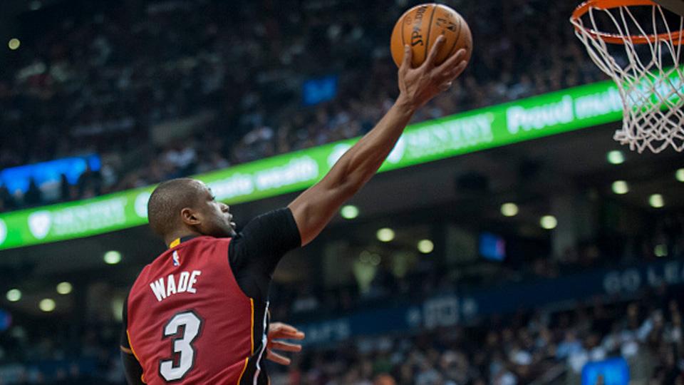 Dwayne Wade No 2 dari Miami Heat membuat tembakan melawan Toronto Raptors pada kuartal kedua di Air Canada Centre pada 22 Januari 2016 di Toronto, Kanada. Copyright: INTERNET