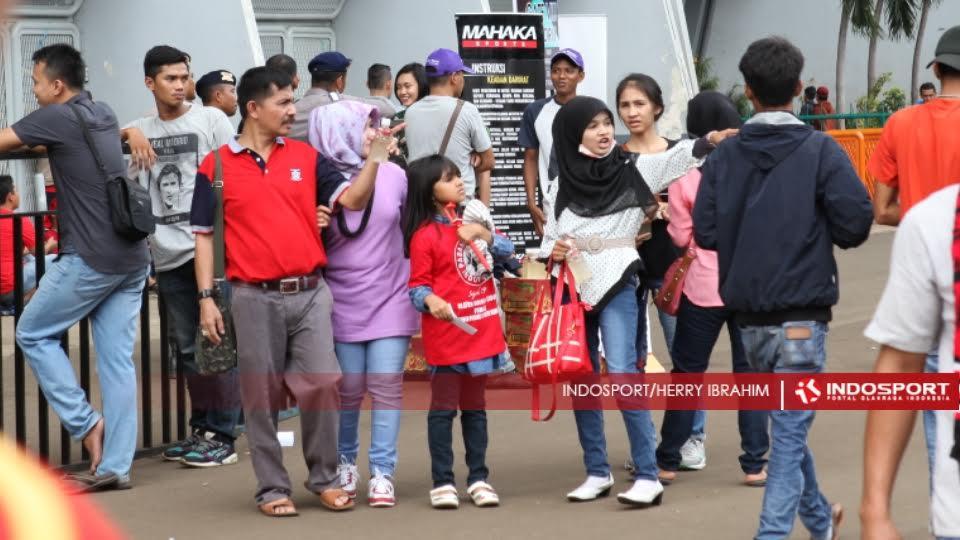Sebuah keluarga tiba di GBK untuk menyaksikan final PJS.