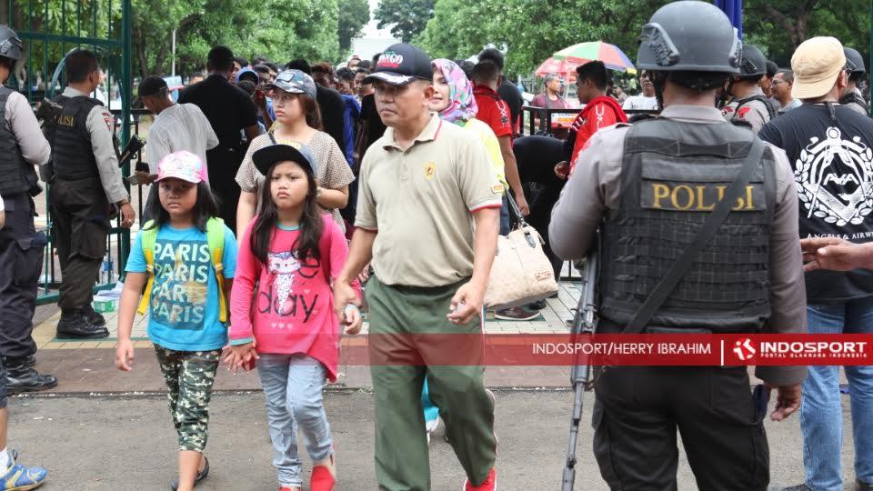 Seorang TNI mengajak keluarganya untuk menyaksikan final PJS.