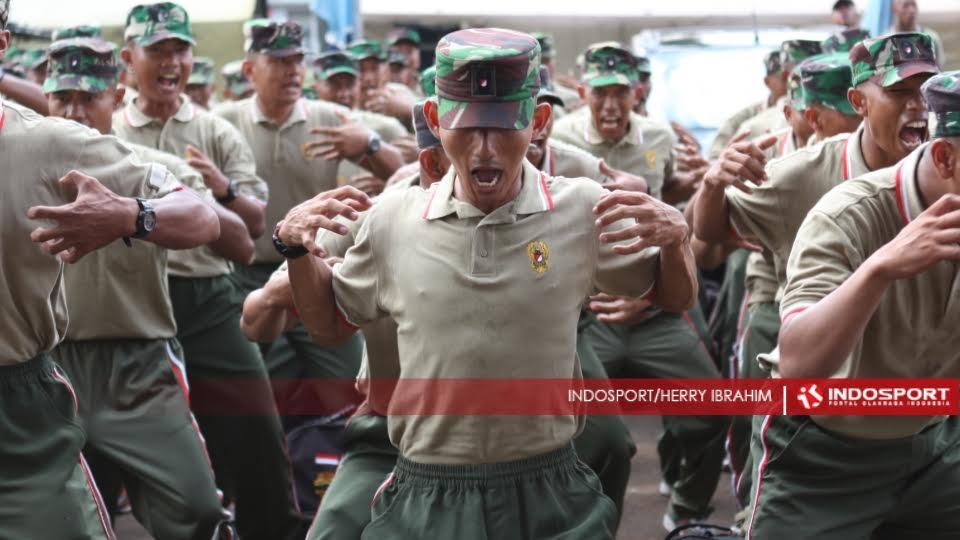 Satuan TNI Rindam Jaya melakukan latihan koreografi dan yel-yel dukungan.