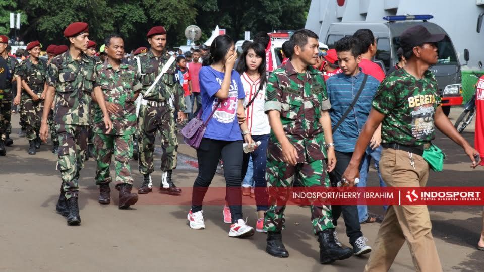 Dua suporter cantik berada di puluhan tentara pengamanan di GBK.