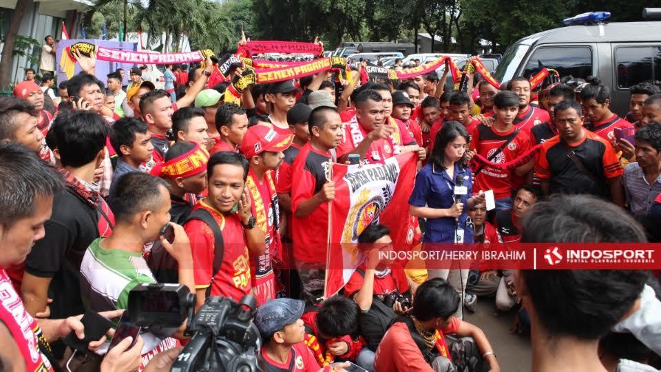Para suporter Semen Padang sedang di wawancara salah satu tv swasta.