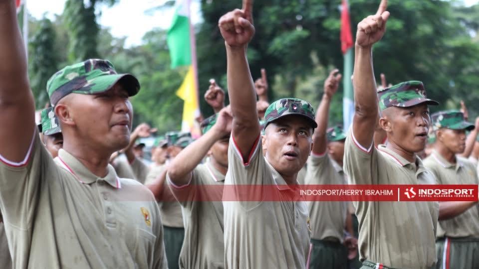 Satuan TNI Rindam Jaya melakukan latihan koreografi dan yel-yel dukungan. - INDOSPORT