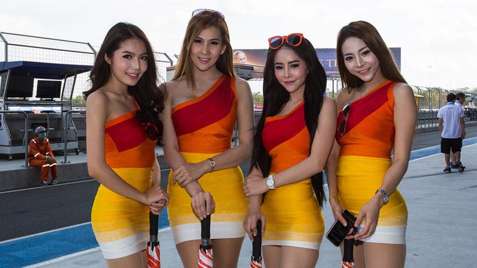 Empat umbrella girl Asian Le Mans. - INDOSPORT