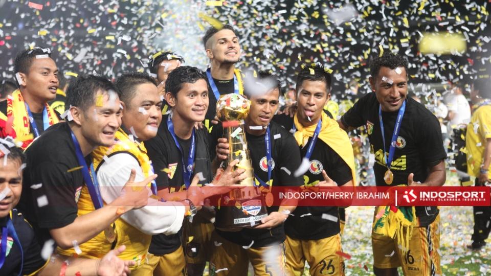 Mitra Kukar merayakan gelar Piala Sudirman 2016 usai mengalahkan Semen Padang di babak final 2-1, Minggu (24/01/16).