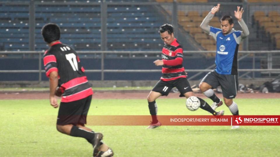 Kiper Persija Jakarta, Andritany Ardhiyasa (kanan) tidak tampil sebagai penjaga gawang dalam laga ini.