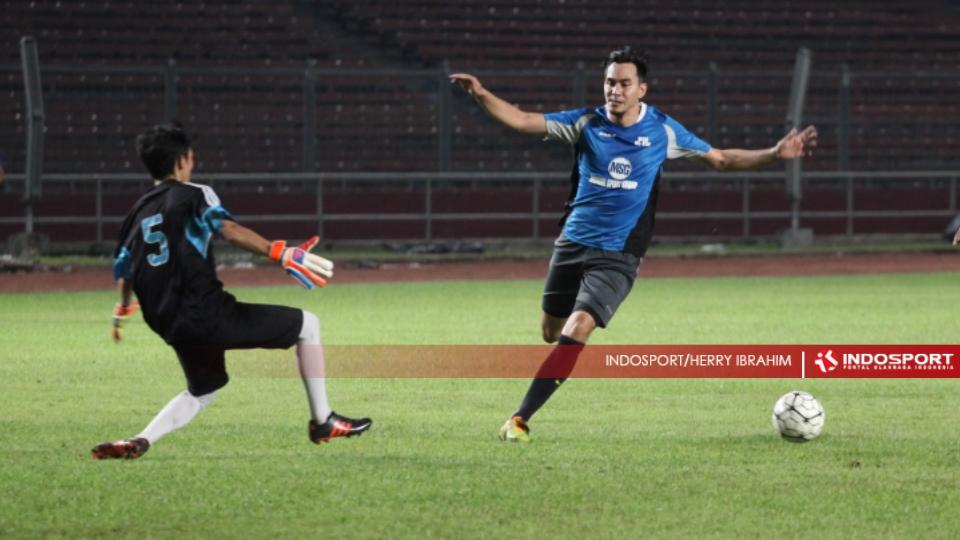Artis Darius Sinathrya (kanan) saat melewati hadangan kiper lawan.