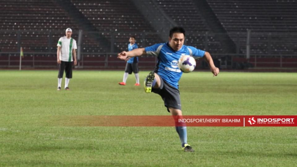 Aksi Augi Fantinus saat mengontrol bola.