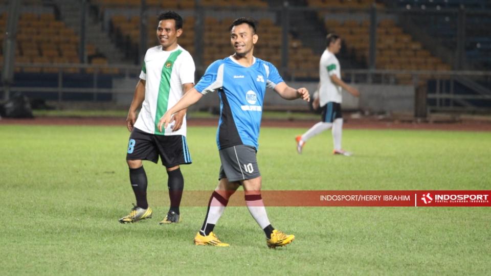 Penyanyi Judika (tengah) bercita-cita membangun dan memajukan PSMS Medan.