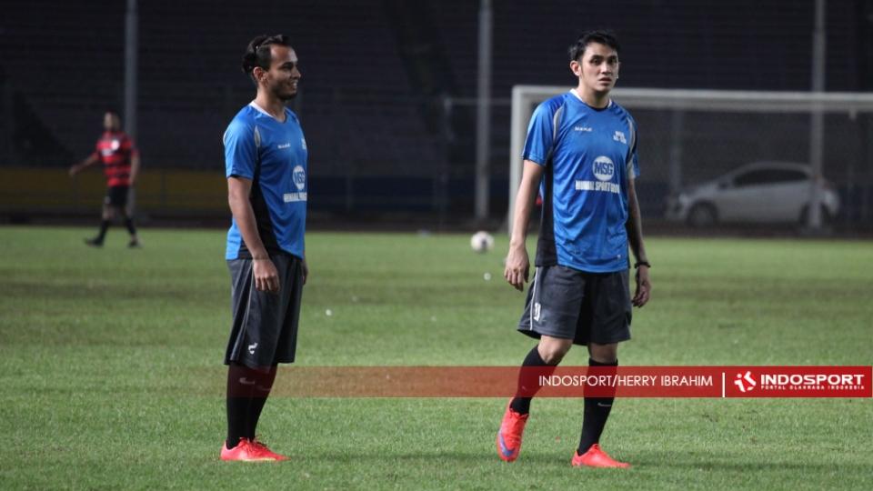 Artis tampan Vicky Nitinegoro (kanan).
