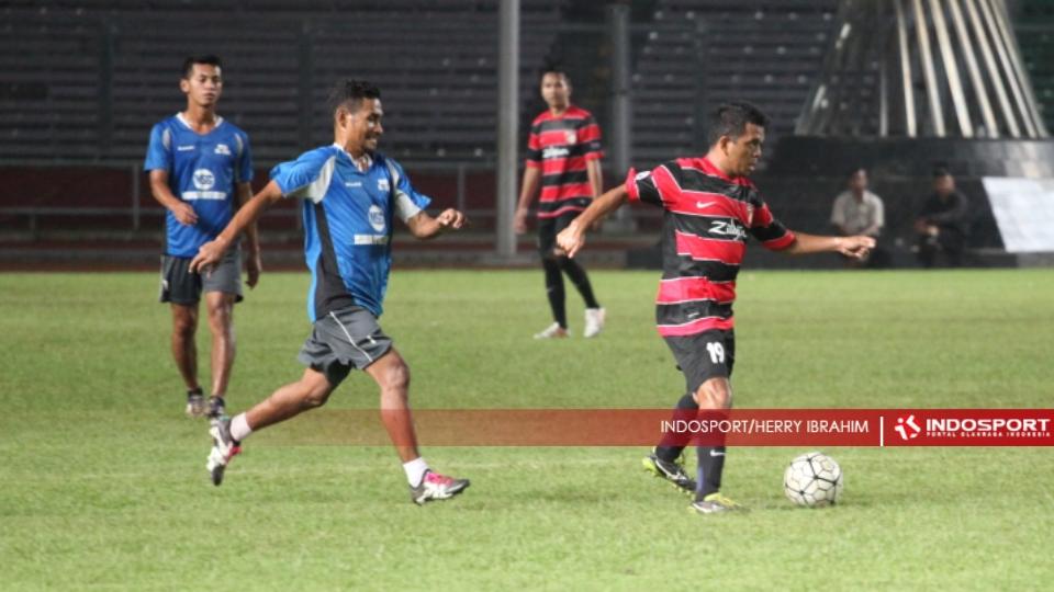 Ramdani Lestaluhu mencoba merebut bola dari lawan.