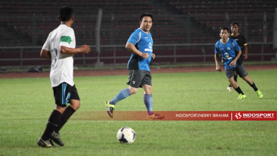 Augi Fantinus (tengah) mengamati pergerakan lawan.
