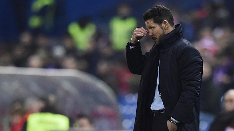 kesedihan Diego Simeone dengan mengusap air mata, di Stadion Vicente Calderon di Madrid pada tanggal 27 Januari 2016.