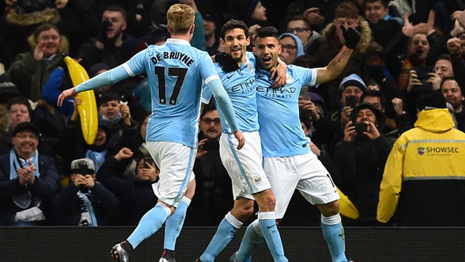 Sergio Aguero David Silva dan Kevin De Bruyne meyakan gol Sergio Aguero yang ke tiga. Copyright: INTERNET