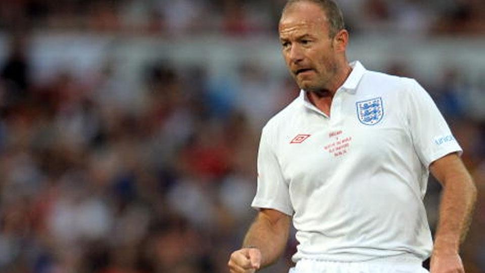 Mantan pemain Inggris Alan Shearer bermain selama UNICEF Sepakbola Aid pertandingan amal sepakbola antara Inggris dan Istirahat dari Dunia, di Old Trafford di Manchester, utara-barat Inggris pada 6 Juni 2010. Copyright: Internet