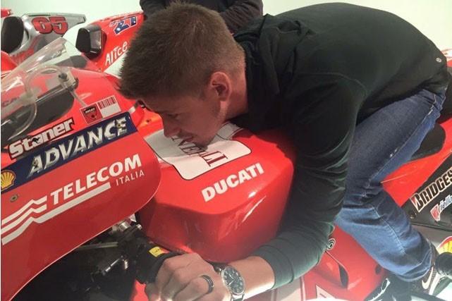 Casey Stoner sedang menjajal motor Ducati Copyright: 