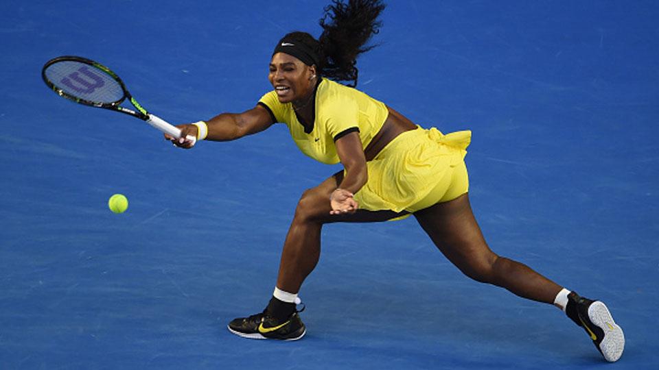 Serena Williams dari Amerika Serikat memainkan kembali forehand selama tunggal putri nya pertandingan final melawan Jerman Angelique Kerber pada hari tiga belas dari 2016 Australia Terbuka turnamen tenis di Melbourne pada tanggal 30 Januari 2016 Copyright: Internet