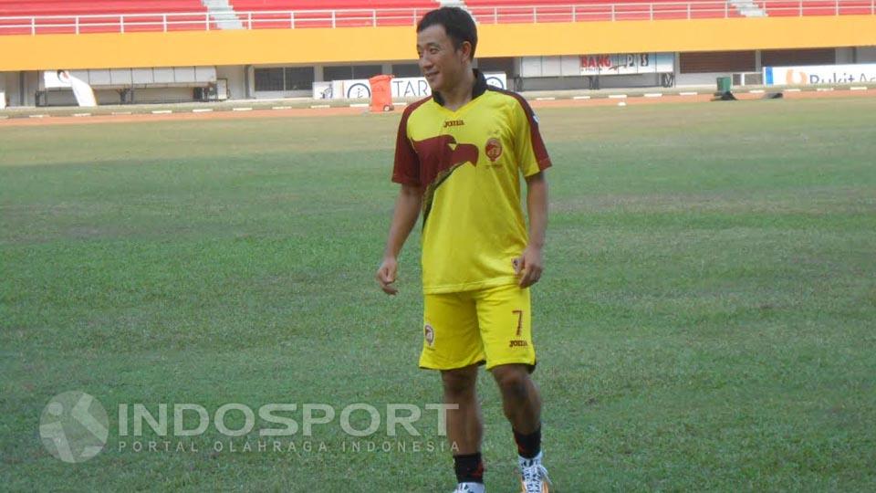 Hyun Koo saat latihan perdana di Seiwijaya FC di bawah asuhan Benny Dollo. Copyright: Muhammad Effendi/INDOSPORT