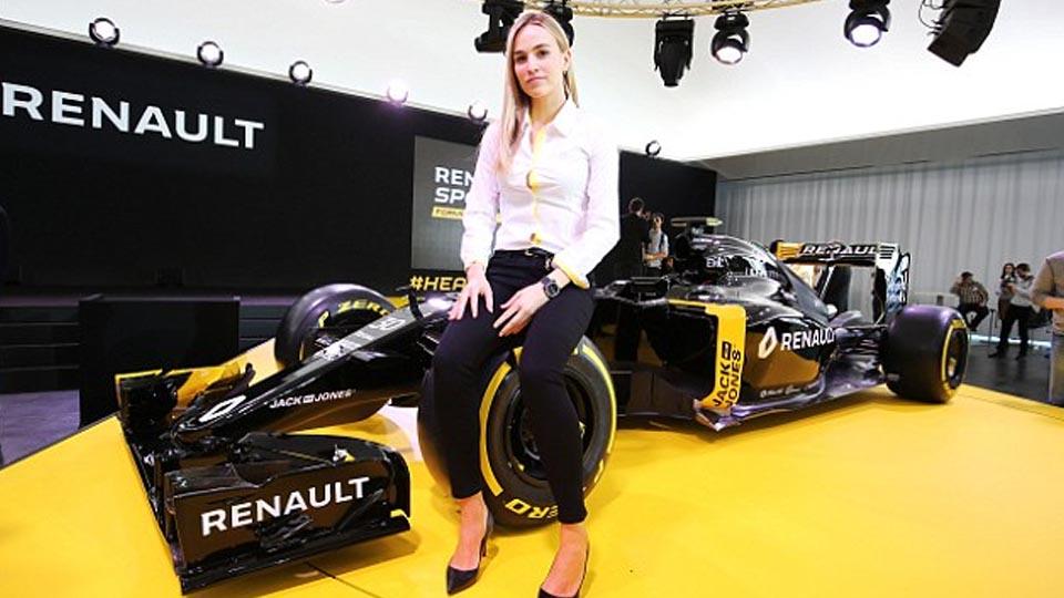 Carmen Jorda menduduki tim mobil barunya. Renault. Copyright: INTERNET