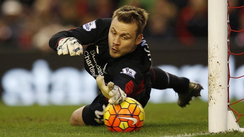 Simon Mignolet gagal menahan tendangan bebas dari Sunderland Adam Johnson. Copyright: INTERNET