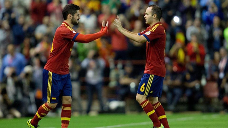 Isco dan Andres Iniesta pergantian main. Copyright: INTERNET