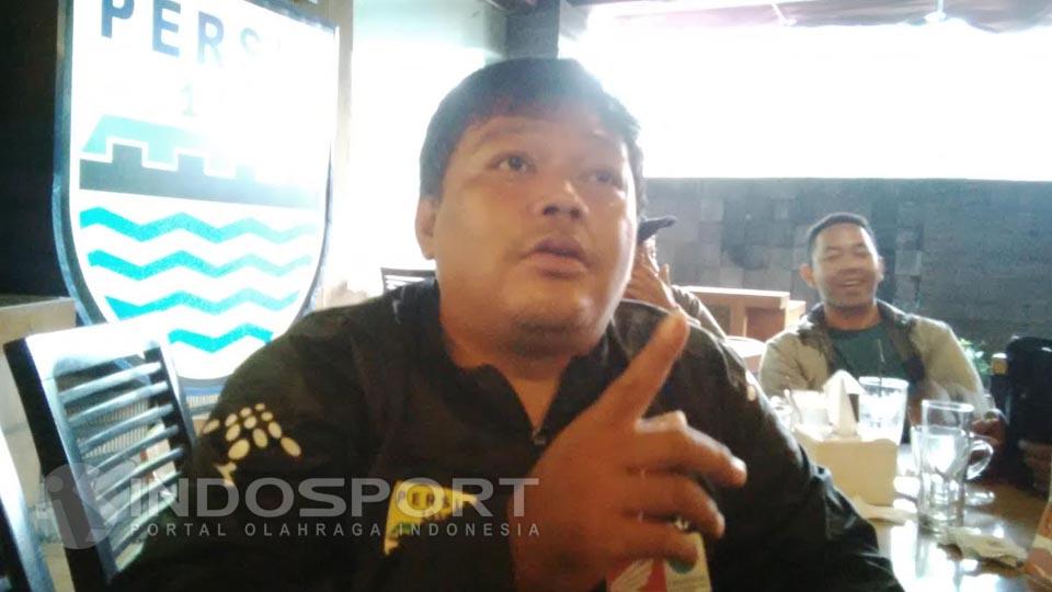 Suporter%20fanatik%20tim%20Persib%20Bandung%2C%20Viking%20Persib%20Club%20%28VPC%29%20saat%20di%20mintai%20keterangan.