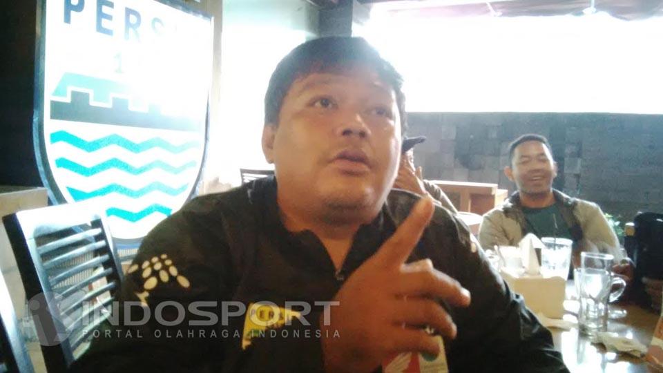 Suporter fanatik tim Persib Bandung, Viking Persib Club (VPC) saat di mintai keterangan. - INDOSPORT