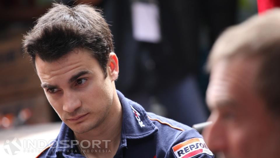 Rider anyar tim KTM, Iker Lecuona, ‘mengabaikan’ legenda MotoGP, Dani Pedrosa, yang berstatus pembalap penguji. - INDOSPORT