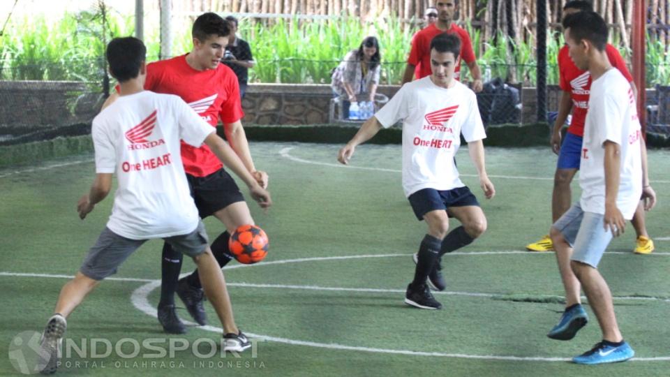 Aksi Marc Marquez dan Dani Pedrosa saat bermain futsal dengan Menpora, Imam Nahrawi, di Kuningan Village Futsal, Jakarta, Sabtu (13/02/16).