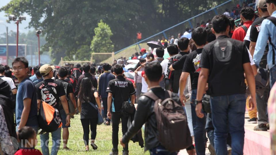 Para pecinta MotoGP di Indonesia memenuhi tribun utama Sirkuit Sentul untuk menyaksikan Marc Marquez dan Dani Pedrosa.