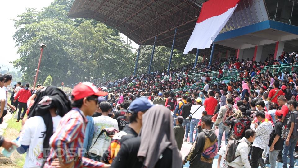 Para pecinta MotoGP di Indonesia memenuhi tribun utama Sirkuit Sentul dalam peluncuran tim Honda Repsol.