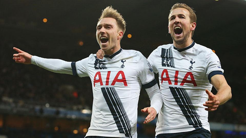 Christian Eriksen dan Harry Kane melakukan selebrasi usai mencetak masing-masing satu gol di gawang Manchester City, Minggu (14/02/16) Copyright: Internet