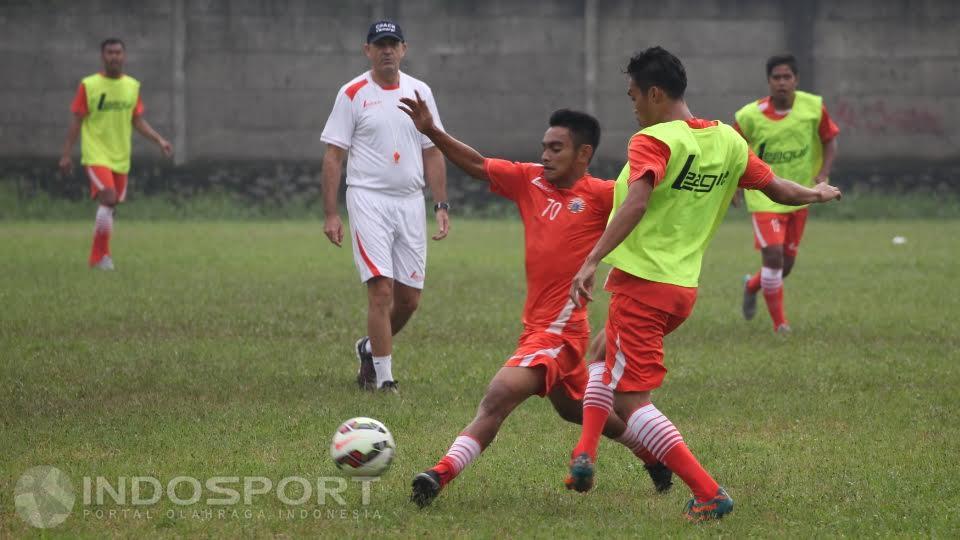 Aksi berebut bola dua pemain Persija disaksikan pelatih baru Paulo Camargo (tengah).