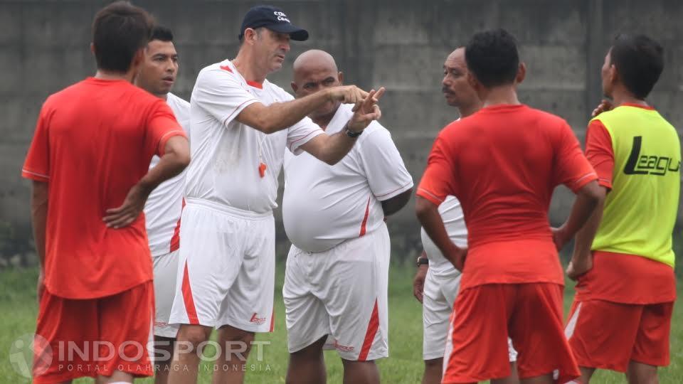 Pelatih Paulo Camargo berdiskusi dengan tim pelatih.