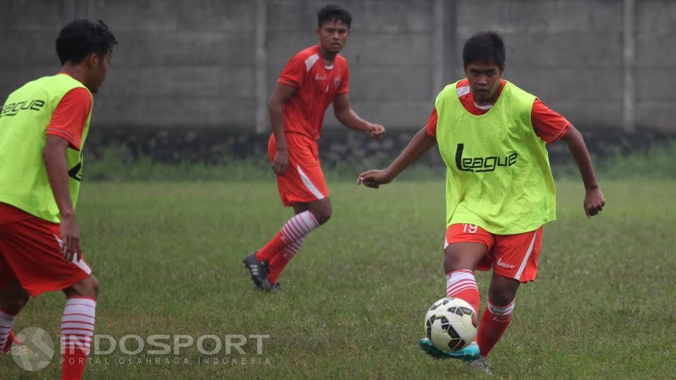 Aksi pemain Persija, Egi Melgiansyah (kanan).