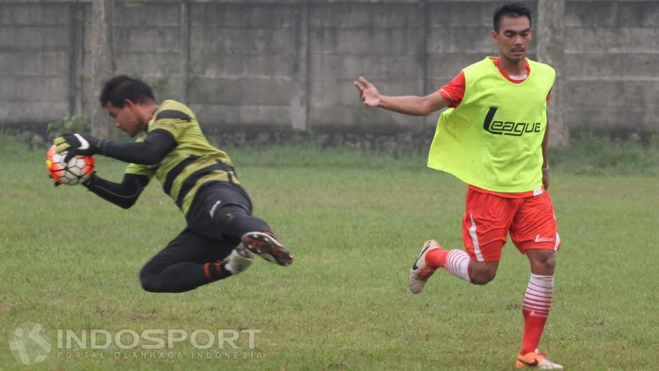 Aksi kiper Persija Jakarta, Andritany saat memotong umpan di depan gawang.