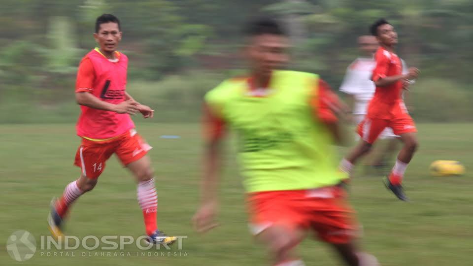 Pemain senior Persija Jakarta, Ismed Sofyan (kiri).