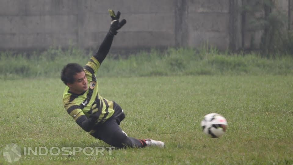 Aksi kiper Persija Jakarta, Andritany.